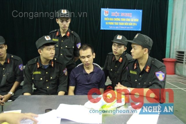 Đối tượng Trương Mạnh Hùng cùng tang vật tại trụ sở Phòng CSBV và Cơ động