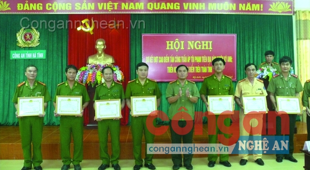 Đồng chí Đại tá Trần Công Trường, Uỷ viên Ban Thường vụ Tỉnh ủy, đạt thành tích xuất sắc trong đợt cao điểm tấn công trấn áp tội phạm