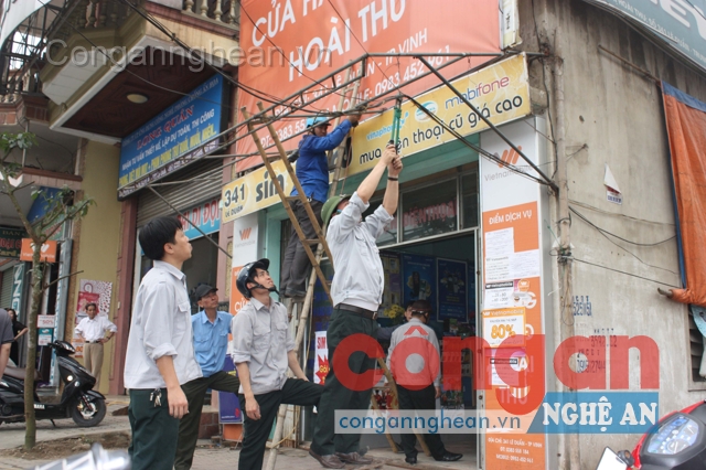 Việc giải tỏa, xử lý các vi phạm về lấn chiếm vỉa hè, lề đường được tiến hành thường xuyên  nhưng tình trạng tái phạm sau giải tỏa vẫn tiếp diễn trên địa bàn thành phố - Ảnh: Xuân Thống
