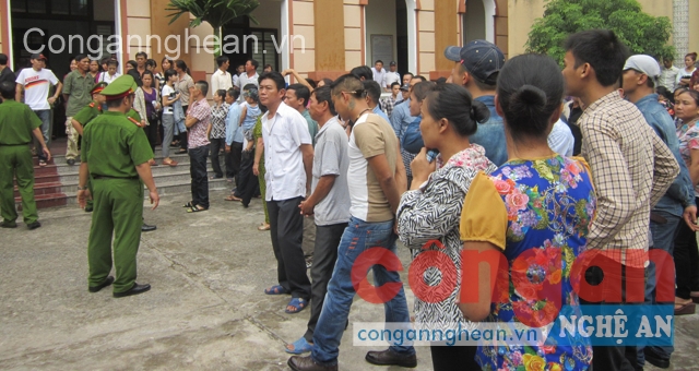 Người thân đòi gặp các bị cáo sau khi tòa án tuyên bố tạm hoãn xét xử vụ án
