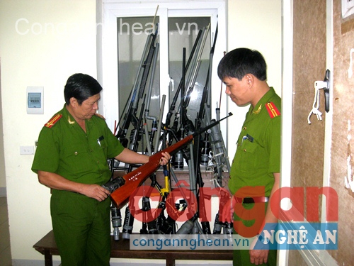 Súng bị thu giữ tại Công an huyện Thạch Hà