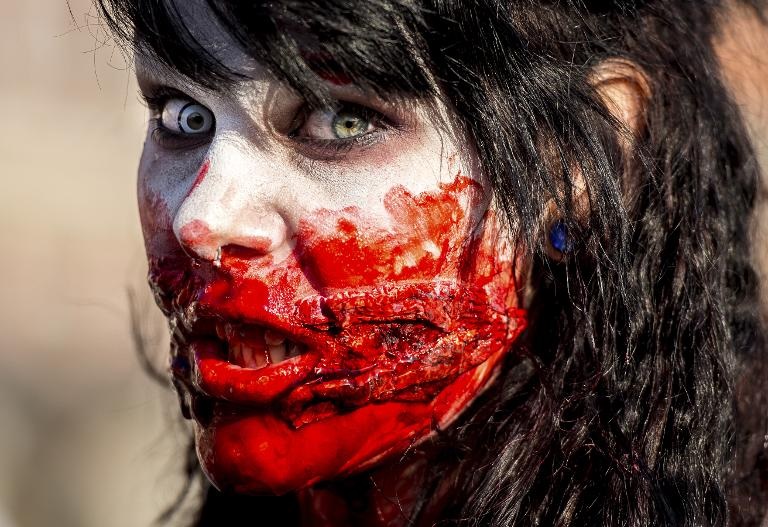 Một người hóa trang thành xác sống tham gia vào sự kiện Zombie Walk tại Thành phố Lille, phía bắc nước Pháp 