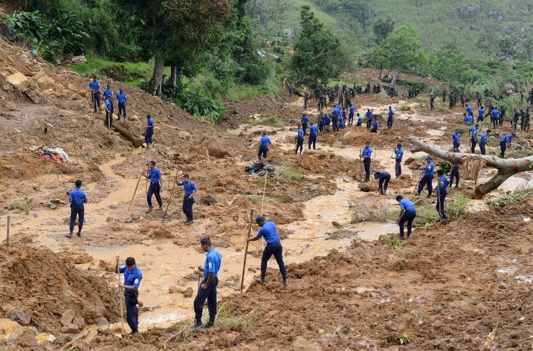 Quân nhân Sri Lanka tìm kiếm nạn nhân của một vụ lở đất do mưa lớn tại làng Koslanda ở miền trung Sri Lanka