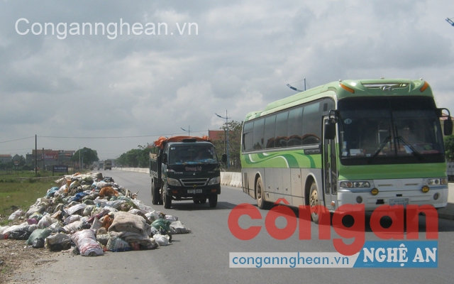 Rác thải tập kết ngay trên lòng đường