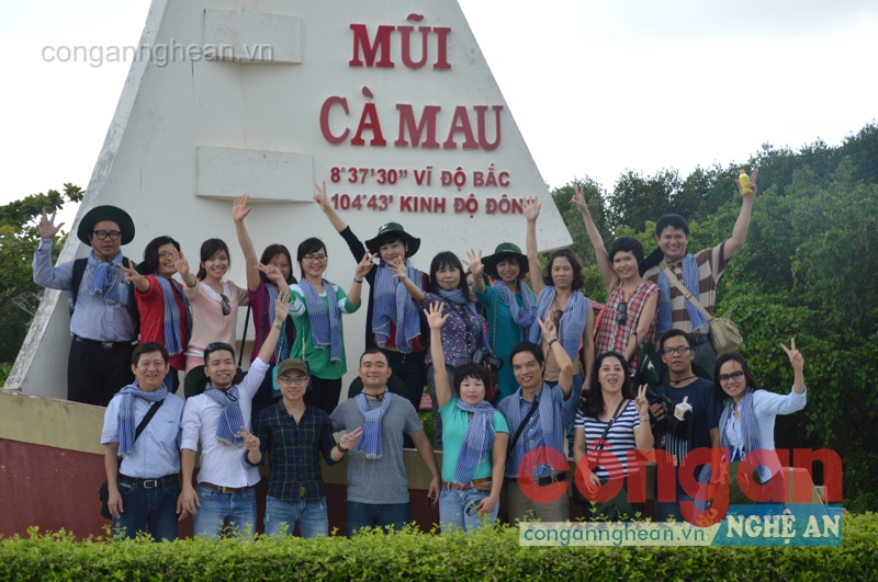 Ảnh lưu niệm tại đất Mũi Cà Mau