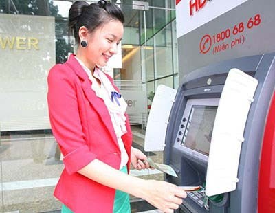 Phạt hay không chỉ là một phần của câu chuyện; các ngân hàng cần tạo dựng thương hiệu, uy tín dịch vụ để giữ khách hàng - Ảnh minh họa