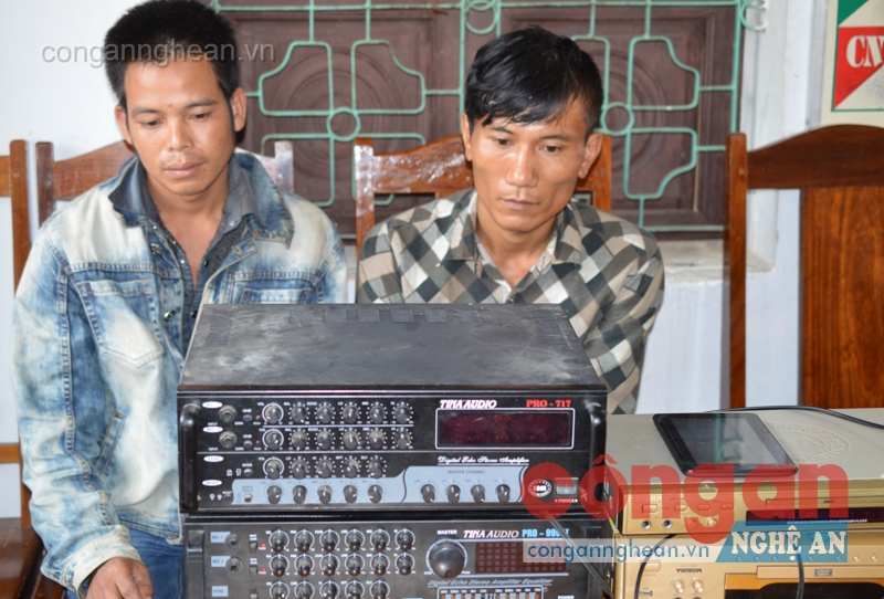 Hai đối tượng Lữ Văn Thuận và Vi Văn Bé cùng tang vật