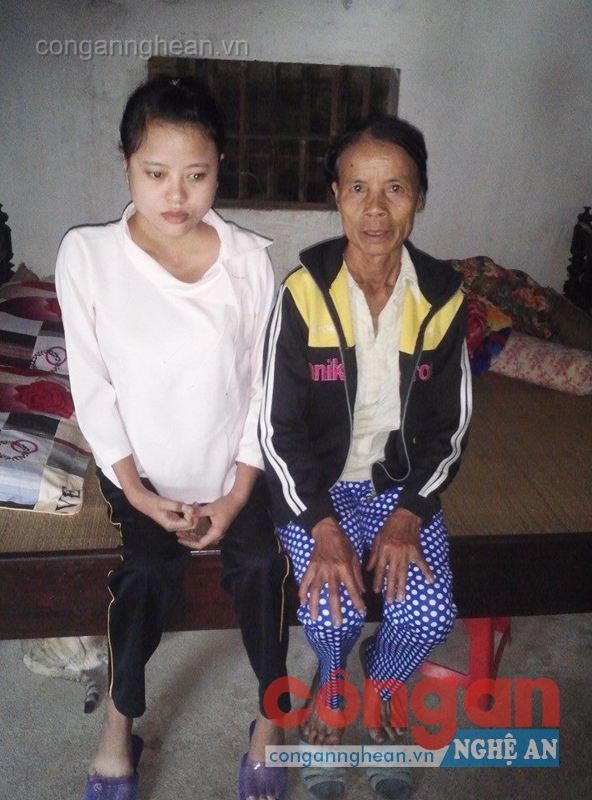 Em Nghĩa với cơ thể gầy yếu ngồi bên mẹ