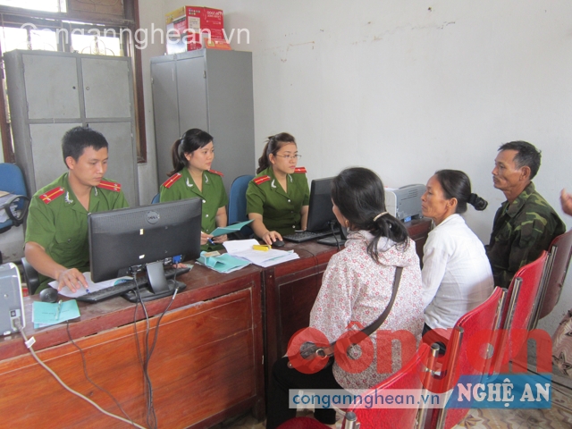 Việc ứng dụng phần mềm hỗ trợ công tác quản lý giam giữ đã rút ngắn được thời gian giải quyết việc thăm gặp cho người nhà các phạm nhân - Ảnh: Hữu Trọng