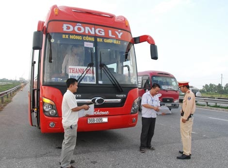 Cảnh sát giao thông kiểm tra nhắc nhở một tài xế xe khách.