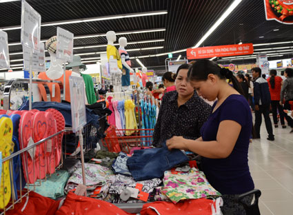 Mua quần áo tại siêu thị Lotte Mart Vũng Tàu.