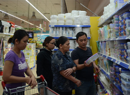 Mua hàng gia dụng tại siêu thị Co.op Mart Bà Rịa.