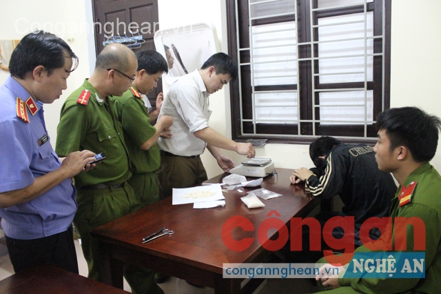 Cơ quan chức năng giám định số ma tuý thu được trong một chuyên án