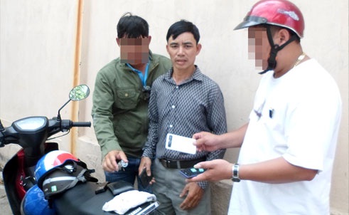 Trần Mạnh Hùng (giữa) bị các “hiệp sĩ” lật tẩy trò lừa đảo 