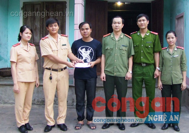 Đoàn thanh niên Công an tỉnh, Chi đoàn Phòng Cảnh sát giao thông đường bộ, đường sắt chia sẻ, động viên Trung úy Nguyễn Văn Việt vượt lên hoàn cảnh để hoàn thành xuất sắc nhiệm vụ