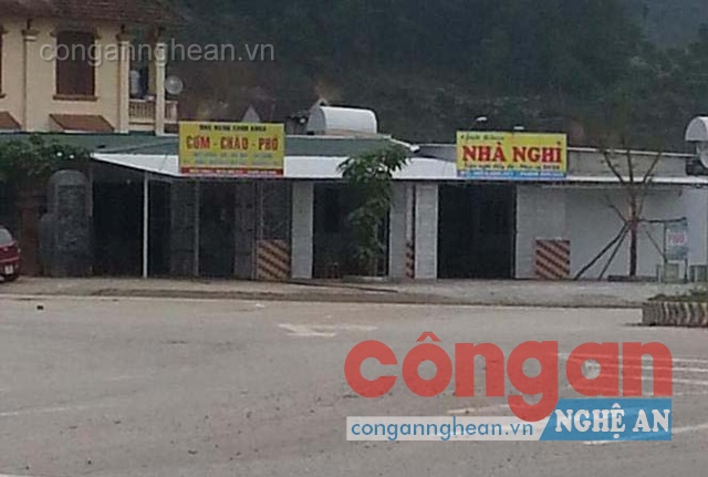 Đã hết hạn giải quyết sau khi báo nêu (30/11) nhưng Nhà hàng Canh Khoa vẫn bất chấp dư luận và pháp luật, tiếp tục trưng thêm biển quảng cáo mới