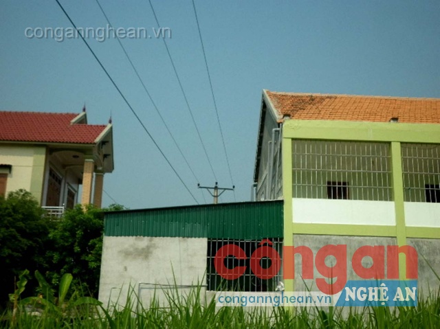 Đường dây điện cao thế chạy sát ngay nhà của người dân