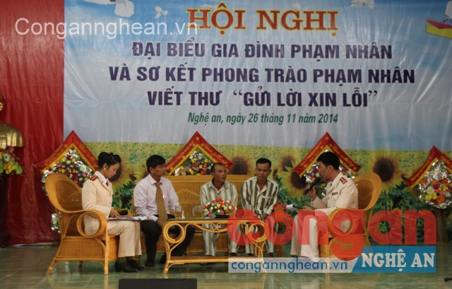 Các phạm nhân giao lưu với các đại biểu tại Hội nghị