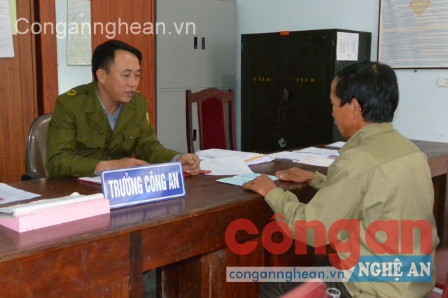 Công an xã Nghi Lâm tiếp nhận, giải quyết hồ sơ của công dân