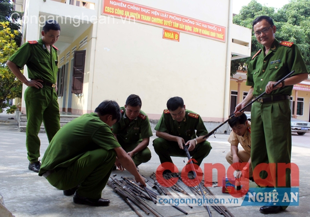 Kết quả sau 1 buổi ra quân thu hồi vũ khí, vật liệu nổ  của Công an huyện Thanh Chương