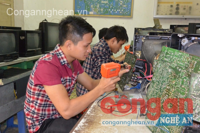 Tình trạng cử nhân thất nghiệp tăng cao, học nghề là phương án  được nhiều bạn trẻ lựa chọn