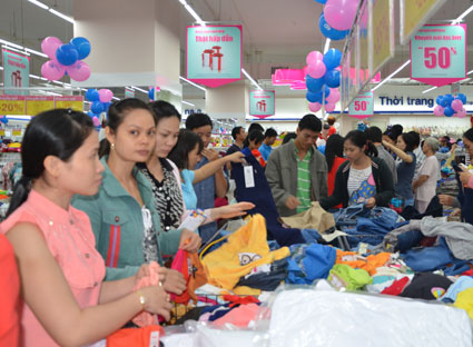 Chọn mua hàng tại siêu thị Co.op Mart Vũng Tàu 2.