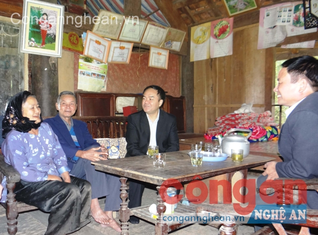 Đại tá Vũ Chiến Thắng (thứ 2 phải sang) thăm hỏi, trao đổi  thân mật với người có uy tín huyện Quế Phong