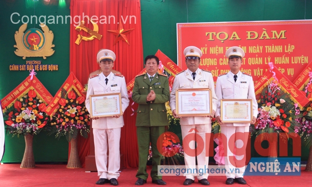 Tặng Giấy khen cho các đồng chí  đã có thành tích xuất sắc 