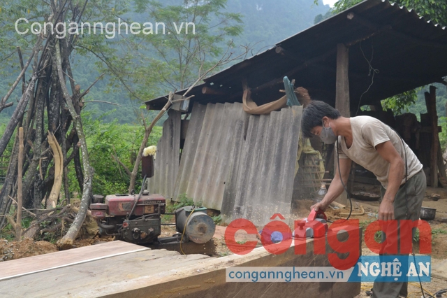 Thợ mộc ở Pá Hả phải sử dụng máy nổ phát điện làm mộc  nên giá thành rất cao 