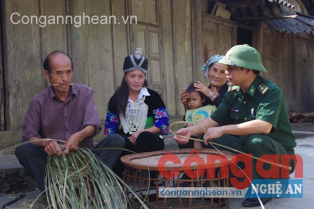 Cán bộ Đồn Biên phòng Cửa khẩu Quốc tế Nậm Cắn  vận động đồng bào địa phương tích cực phát triển sản xuất