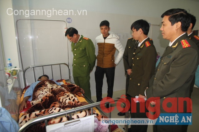 Đại tá Nguyễn Hữu Cầu, Phó giám đốc Công an tỉnh cùng đoàn thăm hỏi động viên đồng chí Nguyễn Ngọc Hào