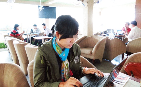 Nhiều người thích dán mắt vào màn hình internet thay vì trò chuyện