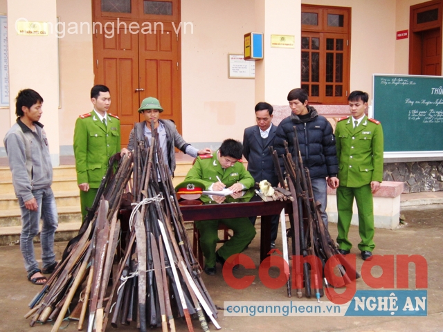 Nhân dân đến Công an huyện Nghĩa Đàn giao nộp vũ khí, vật liệu nổ  