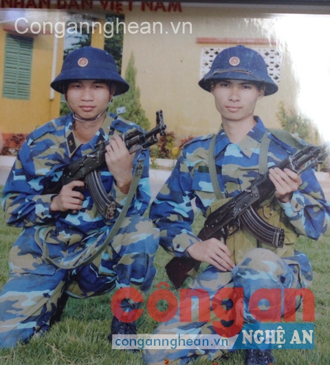 Trung sĩ Trương Văn Tú (phải) trong một tấm ảnh gửi về cho gia đình
