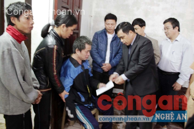 Đồng chí Huỳnh Thanh Điền, Phó Chủ tịch UBND tỉnh, Phó ban ATGT tỉnh thăm hỏi, tặng quà cho nạn nhân TNGT