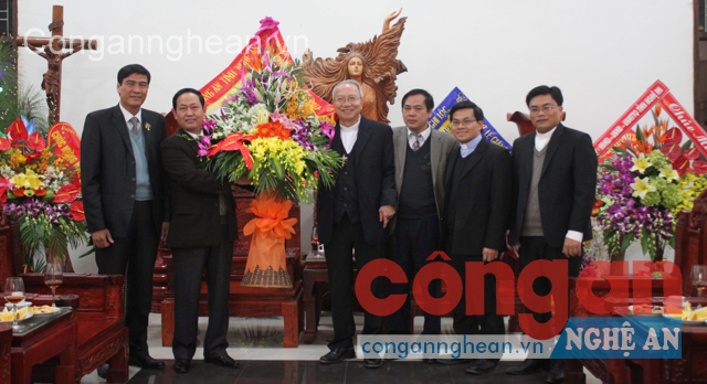 Đại tá Nguyễn Tiến Dần, Phó Giám đốc Công an tỉnh tặng hoa, chúc mừng Tòa Giám mục Xã Đoài