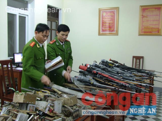 Công an huyện Cẩm Xuyên đạt nhiều kết quả trong việc                    vận động nhân dân giao nộp vũ khí, vật liệu nổ