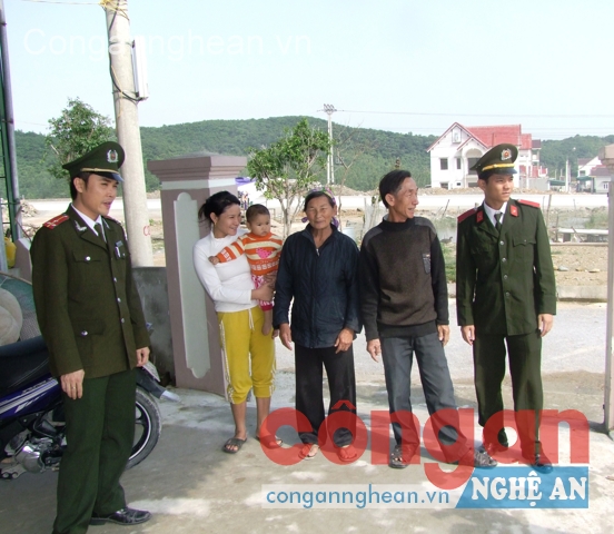 CBCS Đồn Công an Vũng Áng thường xuyên động viên nhân dân Khu tái định cư tham gia hiệu quả phong trào toàn dân bảo vệ ANTQ