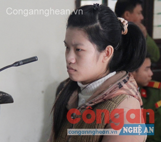 Bị cáo Vi Thị Nương trước vành móng ngựa
