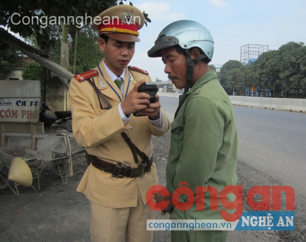 CSGT tiến hành kiểm tra nồng độ cồn đối với người điều khiển xe  cơ giới đường bộ