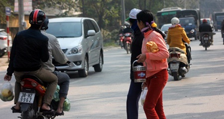 Hiểm nguy từ TNGT rình rập người đi bộ trước Bệnh viện K. 