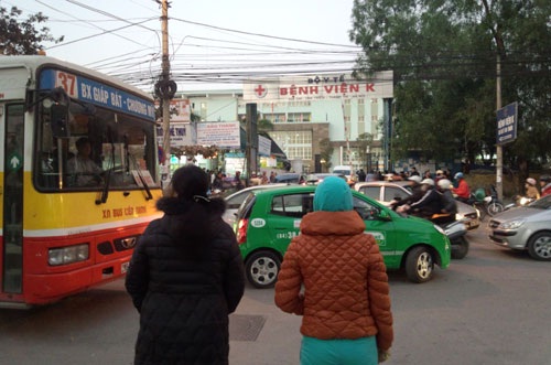  Muốn qua đường, các bệnh nhân phải dìu nhau thành từng tốp để tránh xe cộ