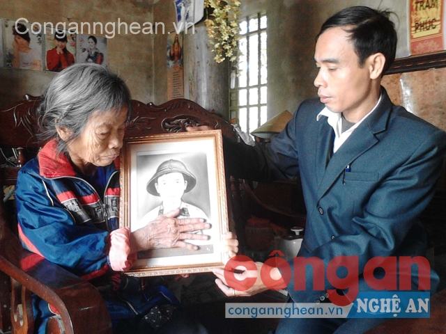 Bà Dương Thị Đàn bên di ảnh của chồng