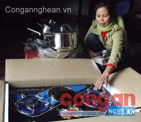 Bà Cúc ngẩn ngơ trước đống sản phẩm mua với giá “cắt cổ”