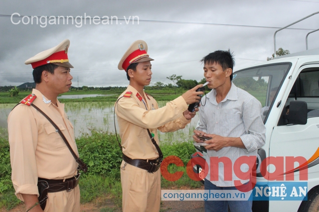 Lực lượng CSGT kiểm tra, xử lý các vi phạm về TTATGT