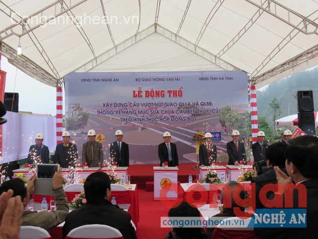 Các đại biểu nhấn nút động thổ xây dựng công trình cầu vượt