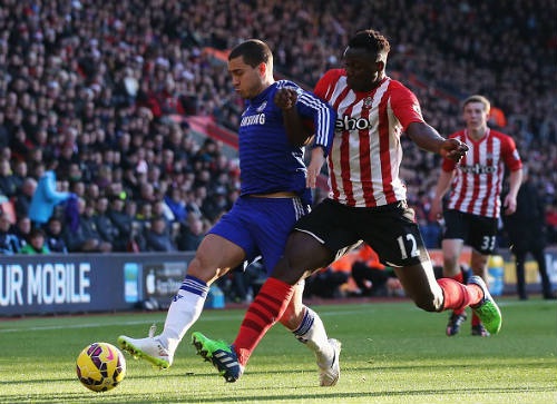 Chelsea (trái) bị cầm hòa đầy bế tắc
