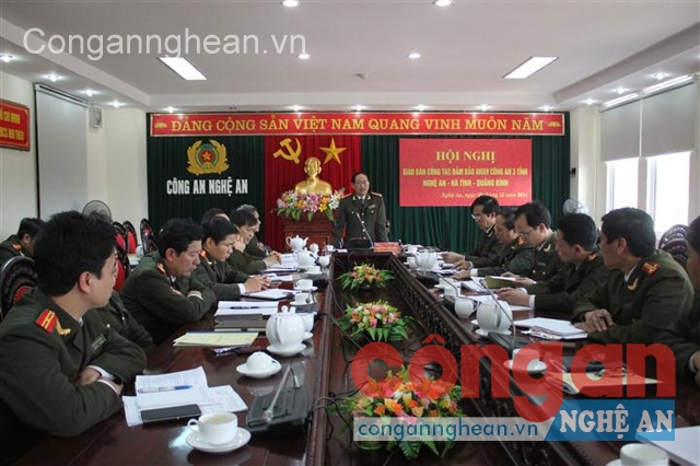 Đại tá Nguyễn Tiến Dần, Phó Giám đốc Công an tỉnh Nghệ An phát biểu tại Hội nghị
