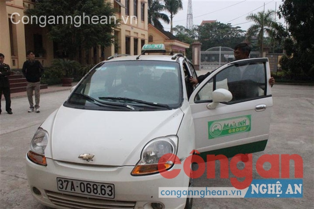 Ông Huấn diễn tả cảnh bị cướp