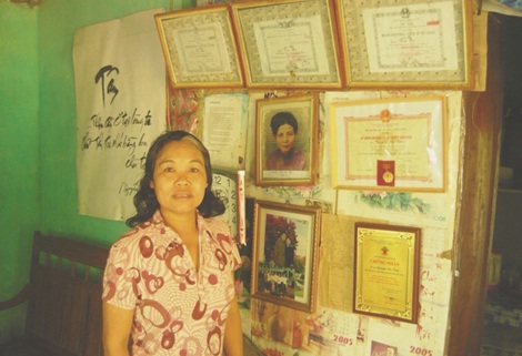 Nhiều huân, huy chương, kỉ niệm chương của ông bà được treo trang trọng ở gian khách.